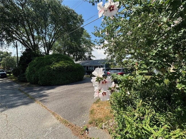 Building Photo - 6 Hickory Ave