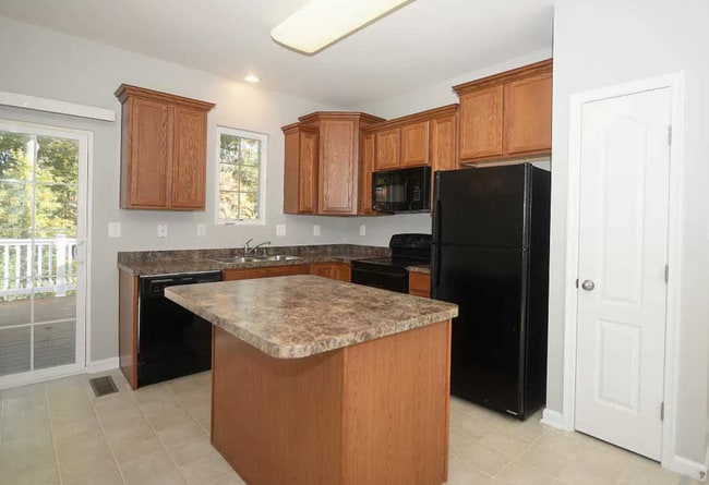 Building Photo - Beautiful End-Unit Townhome in Tanyard Spr...
