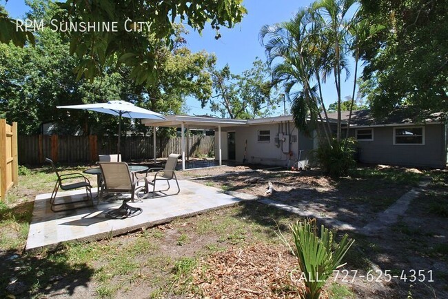 Building Photo - Spacious 4-Bedroom Home with Large Fenced ...