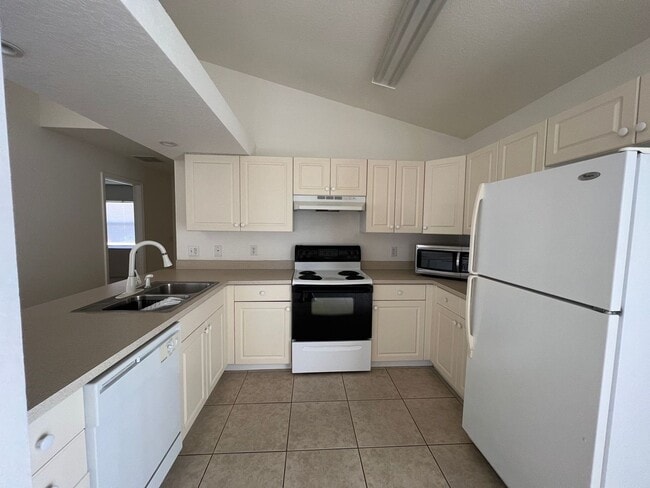 Building Photo - Vero Beach 2 bedroom