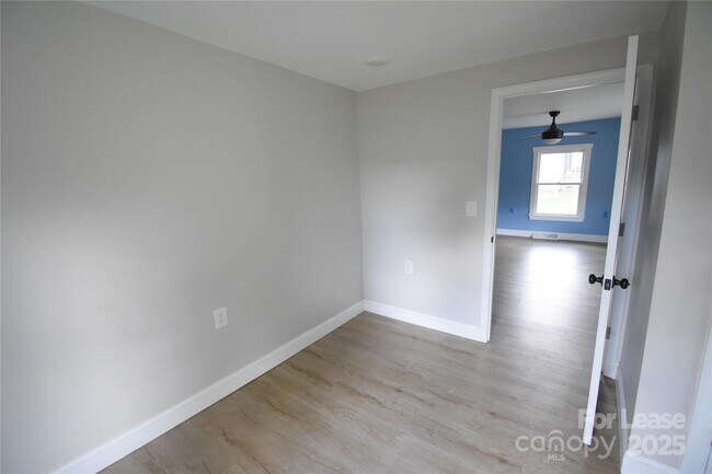 Building Photo - 665 Central Dr NW