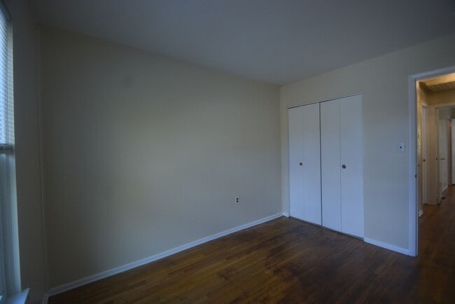 Building Photo - Recently Updated 3 Bedroom 1 Bath in Newark with a Partially Finished Basement