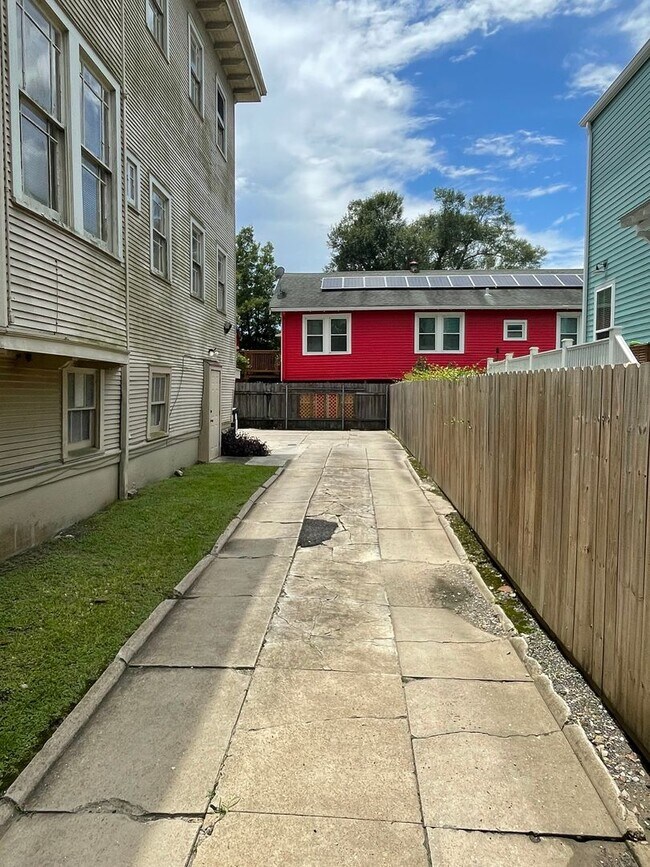 Building Photo - 3620-3620 Napoleon Ave