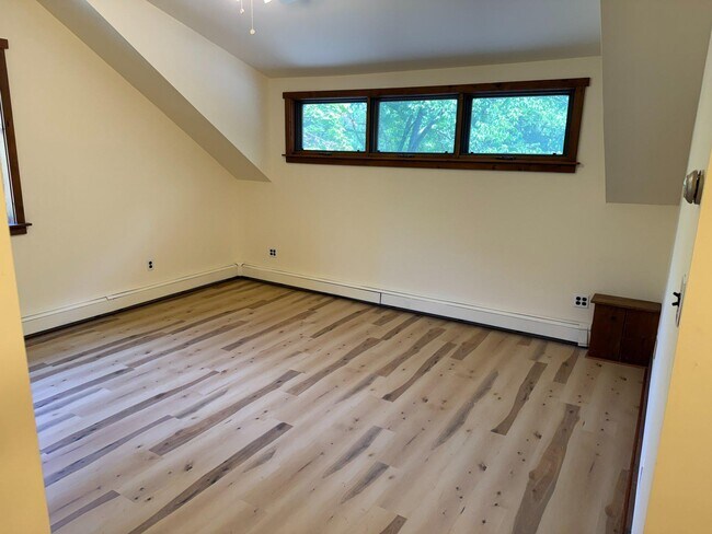Building Photo - 1600 Sunset Ln