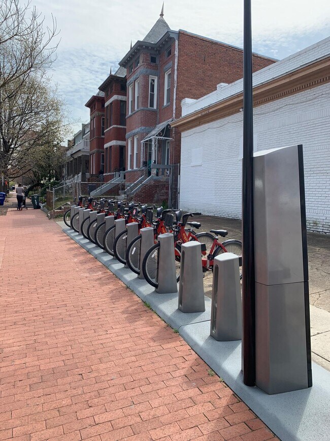 Building Photo - 811 F St NE