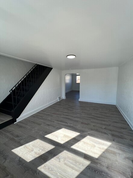 Building Photo - 112 W 21st St