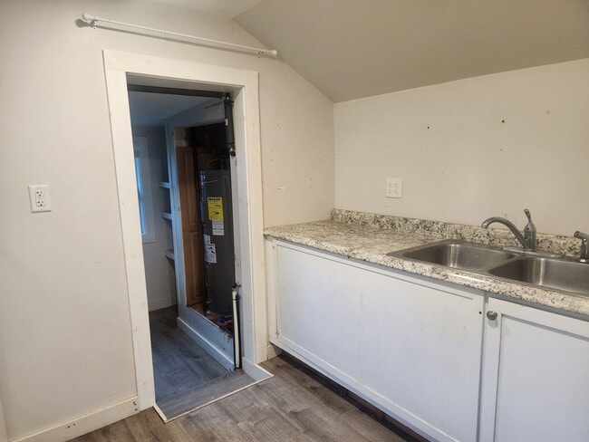 Building Photo - 42 Peggy's Ln