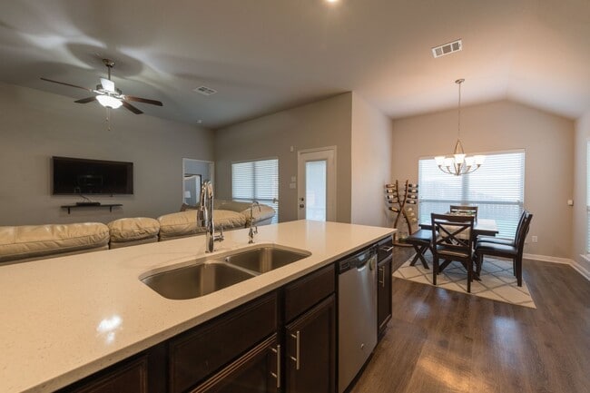 Building Photo - Gorgeous Three Creeks Home