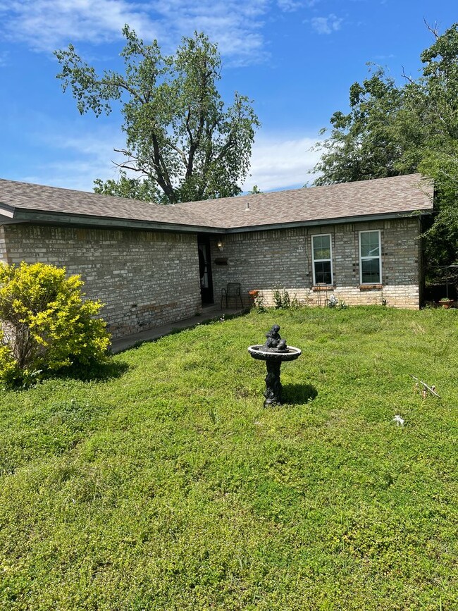 Building Photo - 3BD Home needing some TLC!! Has Fenced in Backyard & a 2-Car Garage!!