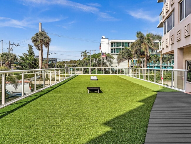 Building Photo - 3000 Holiday Dr