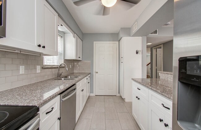 Building Photo - 402 Bendwood Dr