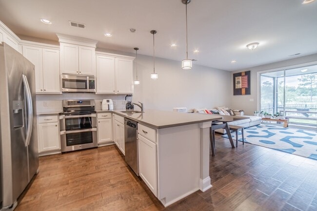 Building Photo - Coming Available! 3 Bedroom, 2.5 Bath Townhome!