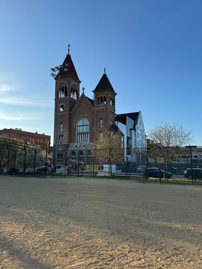 Primary Photo - 1356 W Chestnut St