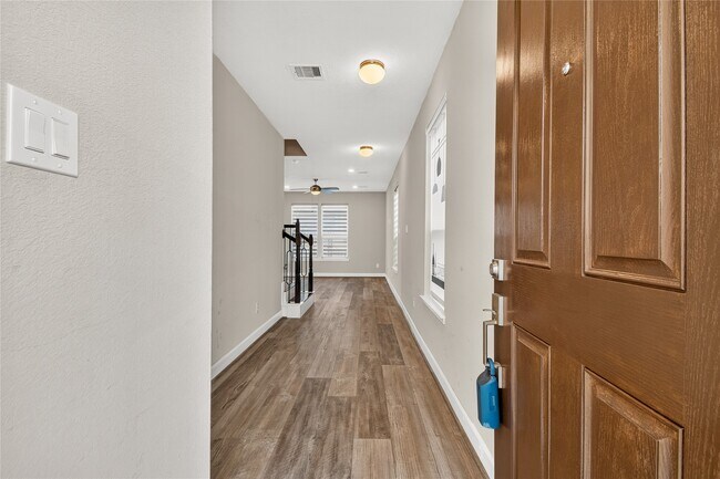 Building Photo - 10214 Pinewood Fox Dr
