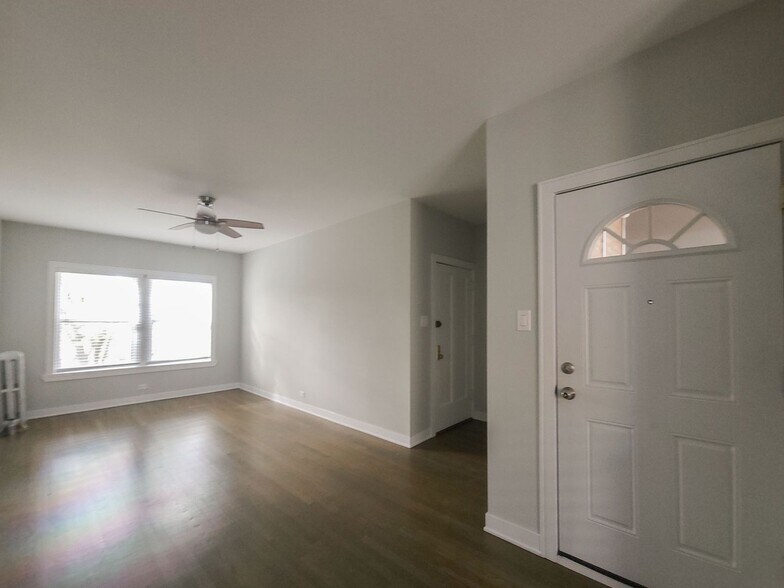 Building Photo - 5137 N Wolcott Ave