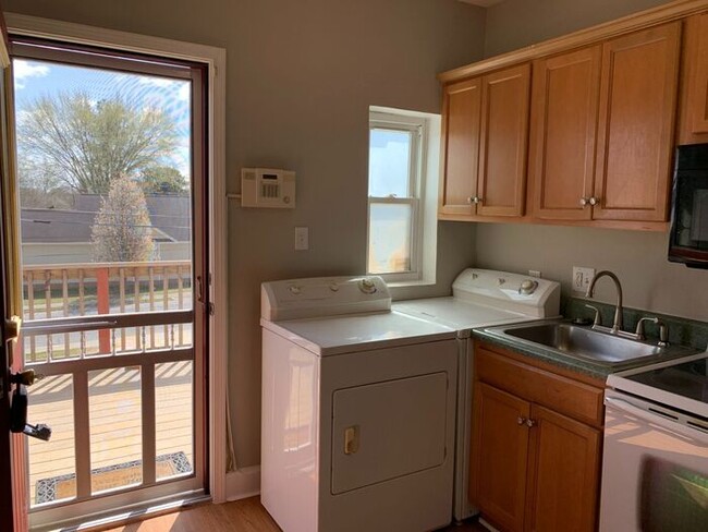 Building Photo - 523 Martin St