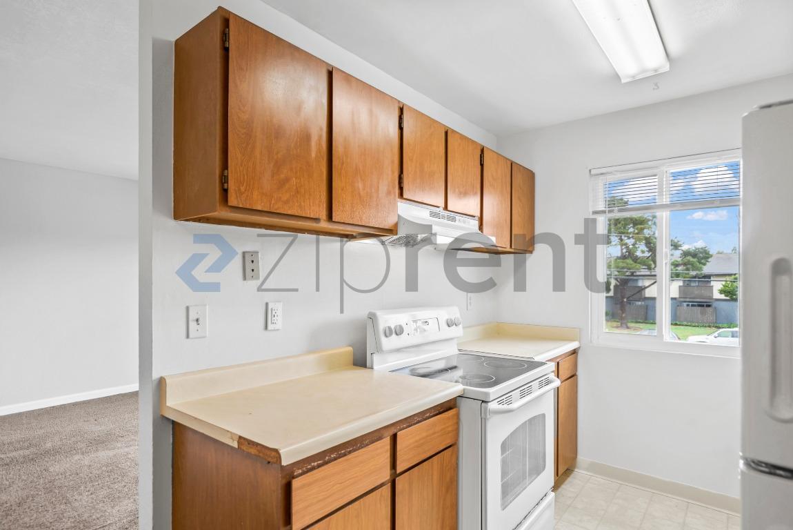 Building Photo - 1185 Meadow Ln