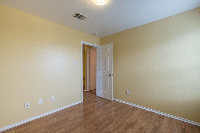 Building Photo - Spacious 4-Bedroom Home in Prime Round Roc...