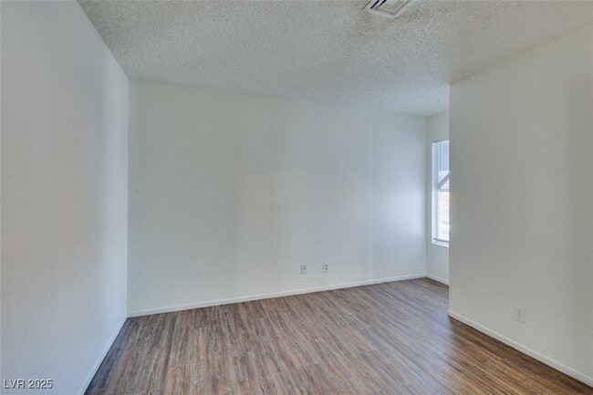 Building Photo - 7115 Kenwood St