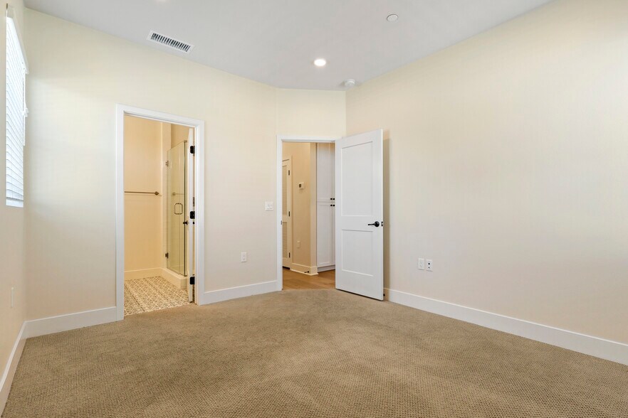 Bedroom - 2043 Lincoln Ave