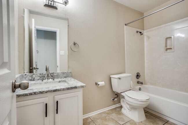 Building Photo - 2443 Green Meadows Ln