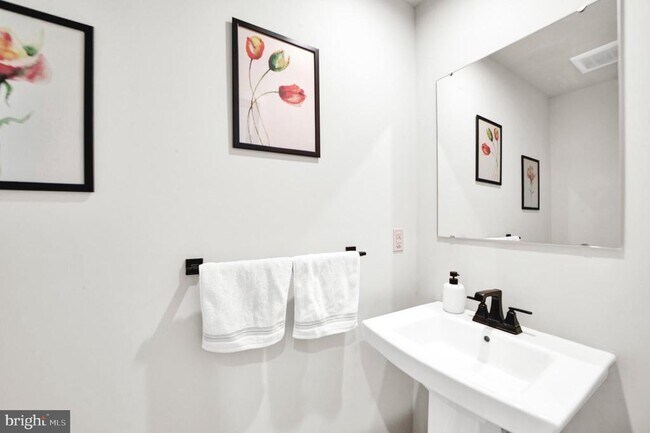 Building Photo - 15 Pratt Ln