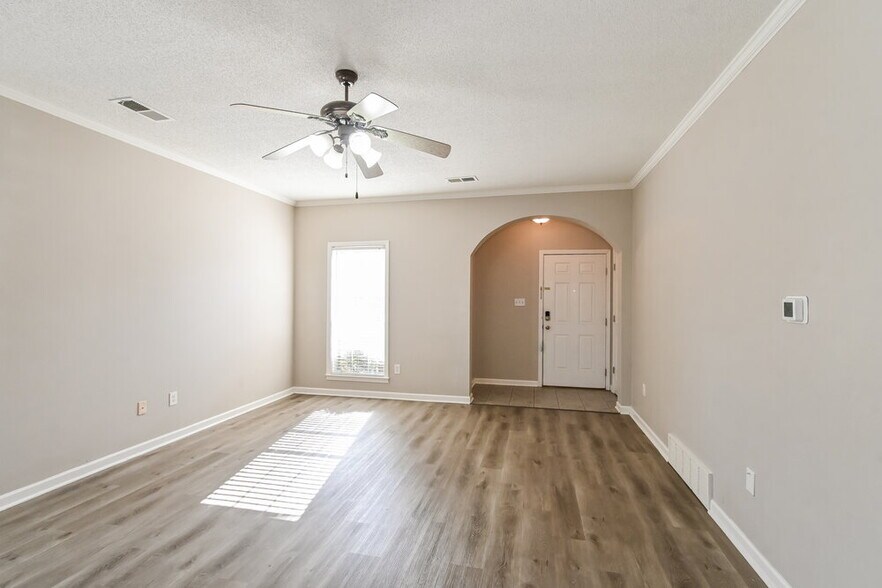 Building Photo - 8730 Eagle View Dr