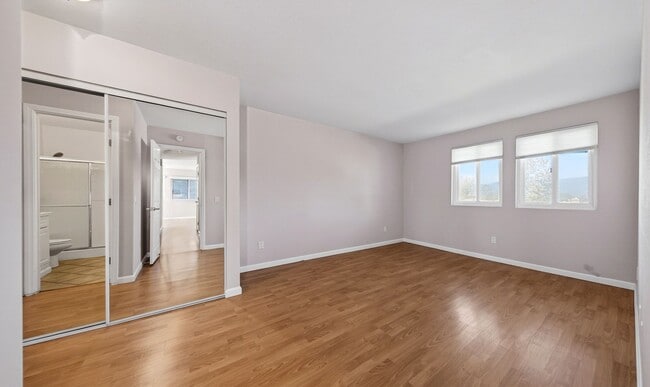 Building Photo - Updated and Move-In Ready!