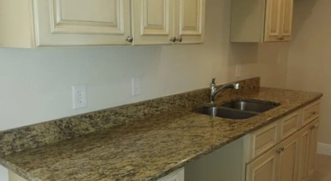 Building Photo - 4 bedroom 2.5 bath for rent
