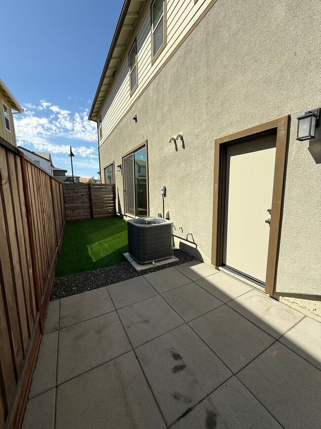 Building Photo - 2460 Cinnabar Dr