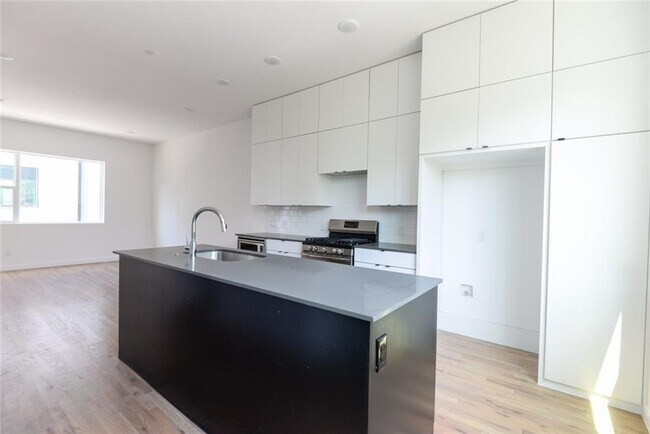 Building Photo - 427 W 10th St