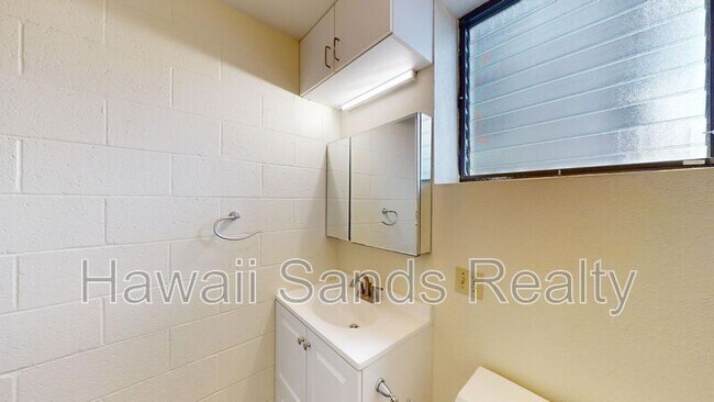 Building Photo - 1560 Thurston Ave