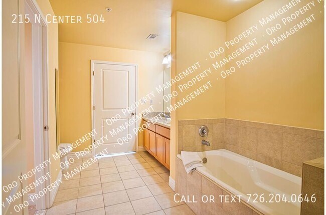 Building Photo - 215 Center St