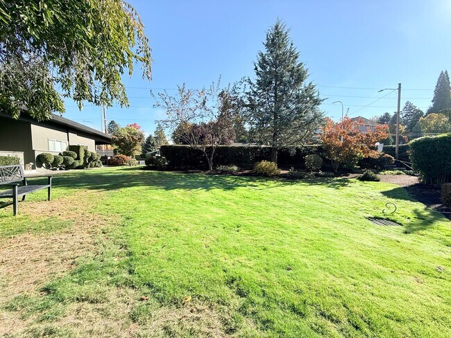 Building Photo - Charming 2 Bedroom Condo in SW Portland!