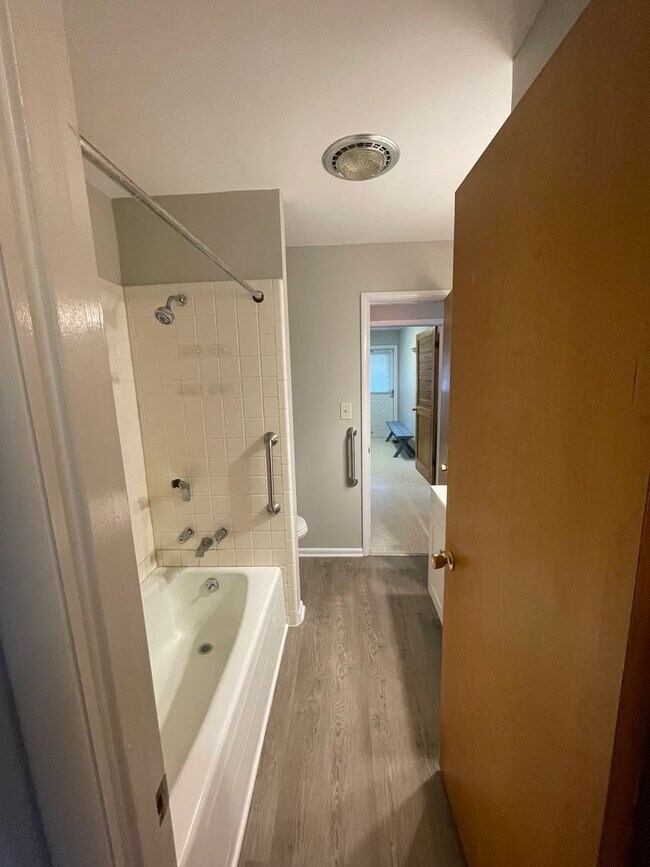 Building Photo - Three Bedroom Single Family Home in the Co...