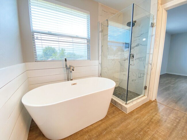Building Photo - Spacious 4 Bed 3 Bath Rental with Modern T...