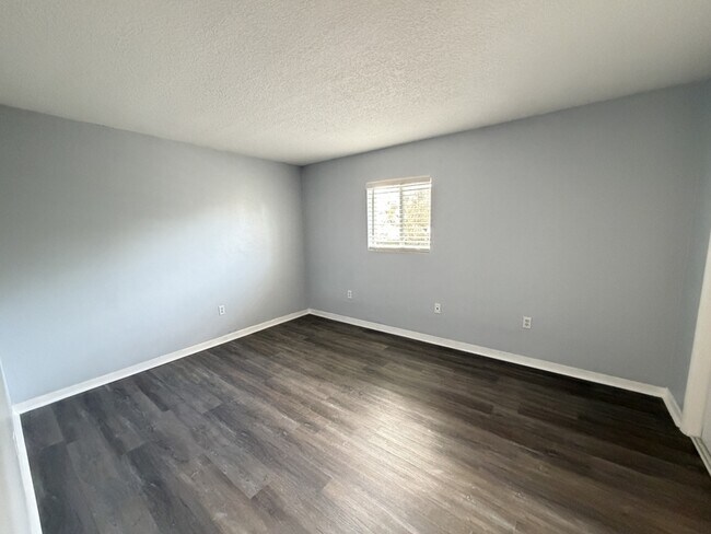 Building Photo - 320 Lakeview St