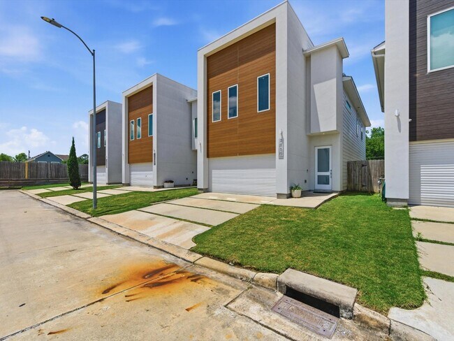 Building Photo - 2216 Cortijo Pl