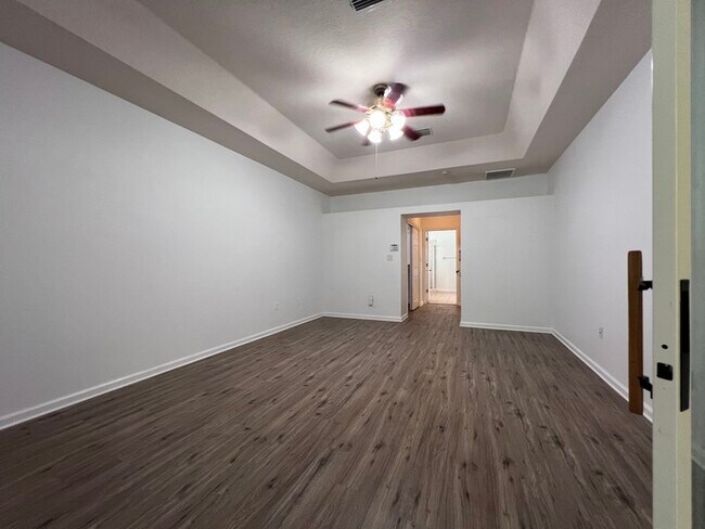 Building Photo - HUGE PRICE REDUCTION!! HOME IS READY FOR A...