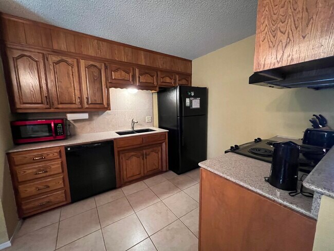 Building Photo - 2108 Selma Dr