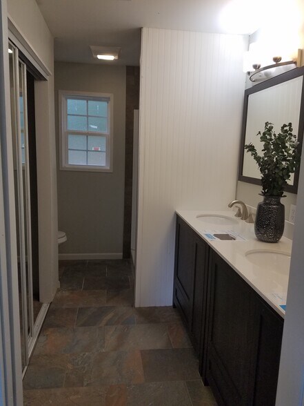 private master bath - 1311 23rd St