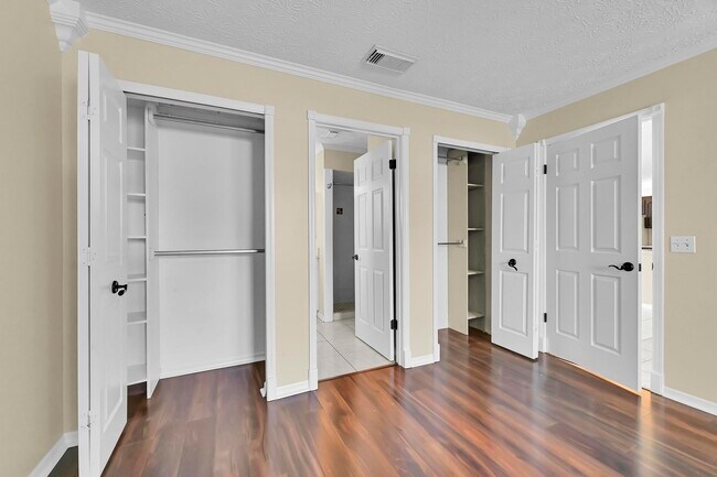 Building Photo - 462 NW Sherbrooke Ave