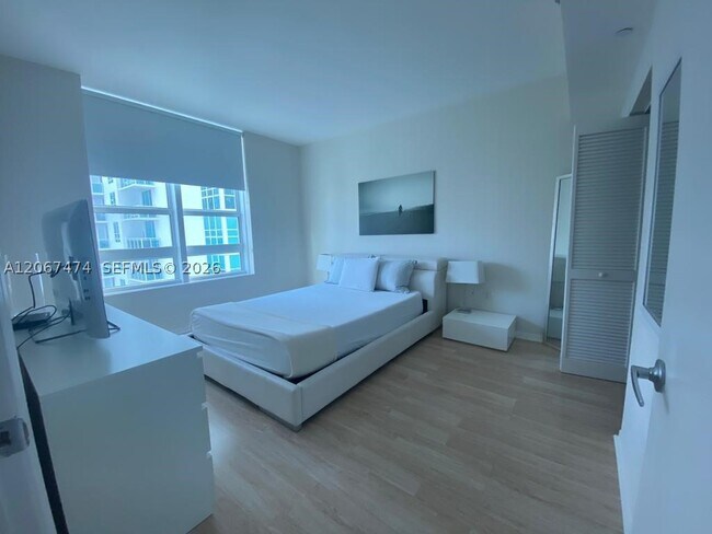 Building Photo - 950 Brickell Bay Dr