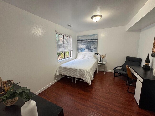 Building Photo - 68 E 200 S