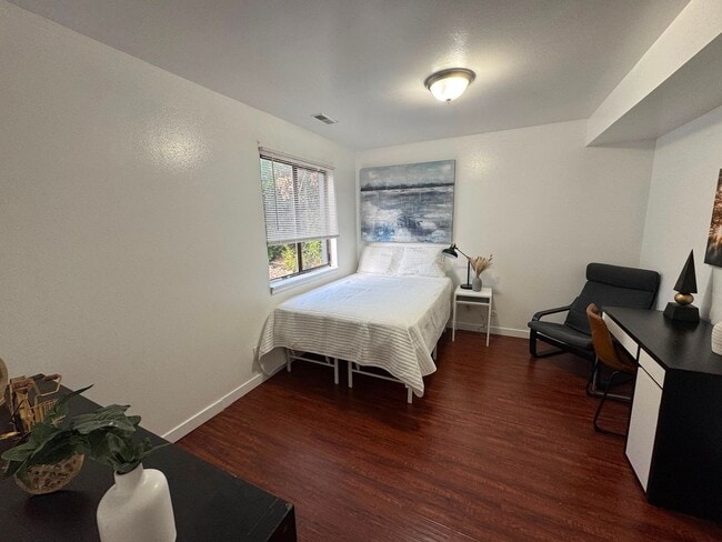 Building Photo - Spacious Private Furnished Room Downtown Salt Lake Amazing location