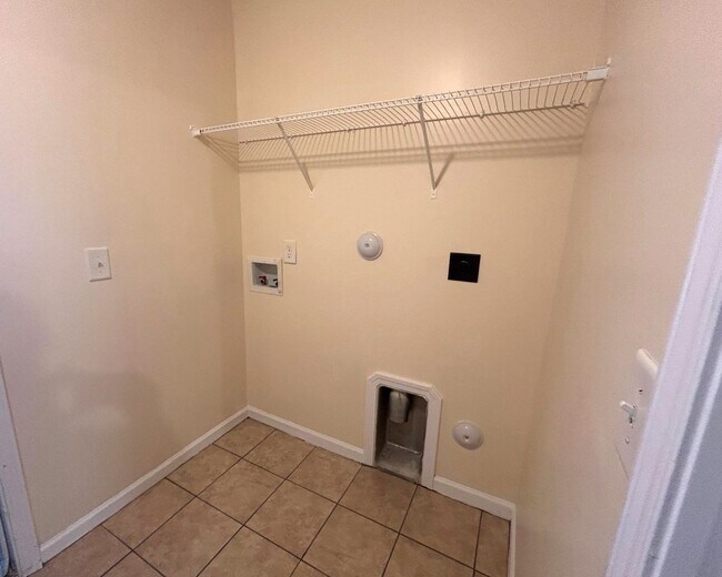 Building Photo - Newer 3BD/2.5 BA home w/ garage in quiet s...