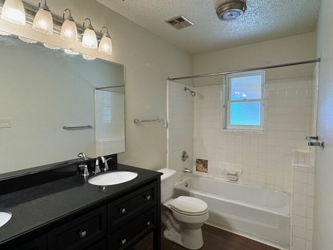 Building Photo - Comfy & Spacious 3 Bed Home! Mesa School District!