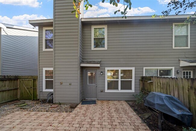 Building Photo - 131 N Villa Oaks Dr