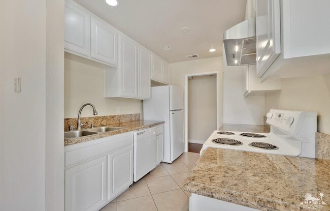 Building Photo - Central Palm Desert Home (3b/2b)
