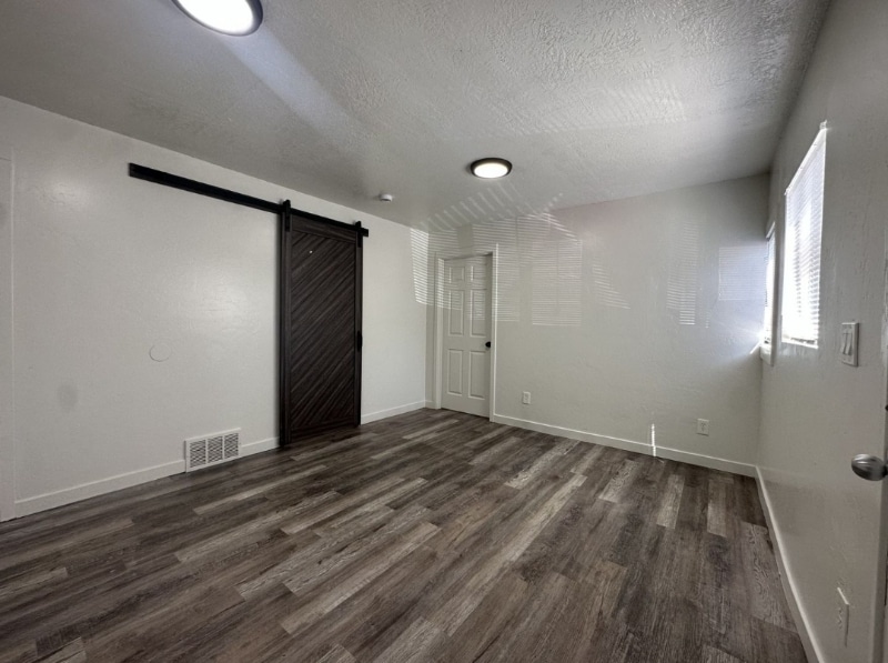 Building Photo - 2515 S Parkcrest Dr